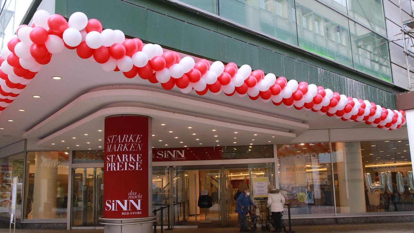 Neueröffnung einer Filiale des Modehauses "Sinn" in der Dortmunder Innenstadt: In Dortmund können Kunden mit Termin wieder shoppen gehen.