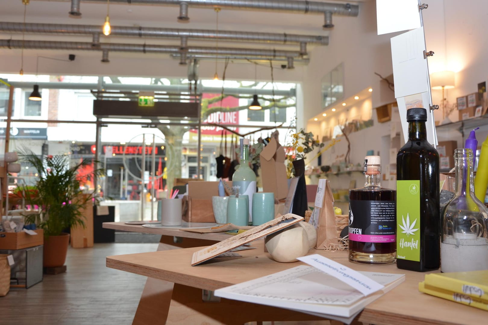 Ein Blick in den Kosmos-Store in Kiel: Hier erhalten Produkte verschiedener Start-ups eine Plattform.