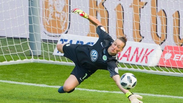 Nationaltorhüterin Almuth Schult findet die Männer-Dominanz in den Fußball-Verbänden "peinlich". Nationaltorhüterin Almuth Schult findet die Männer-Dominanz in den Fußball-Verbänden "peinlich".