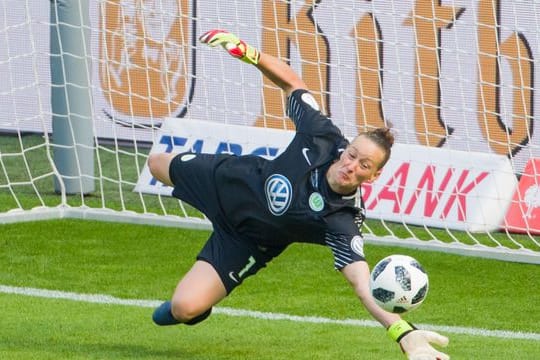 Nationaltorhüterin Almuth Schult findet die Männer-Dominanz in den Fußball-Verbänden "peinlich".