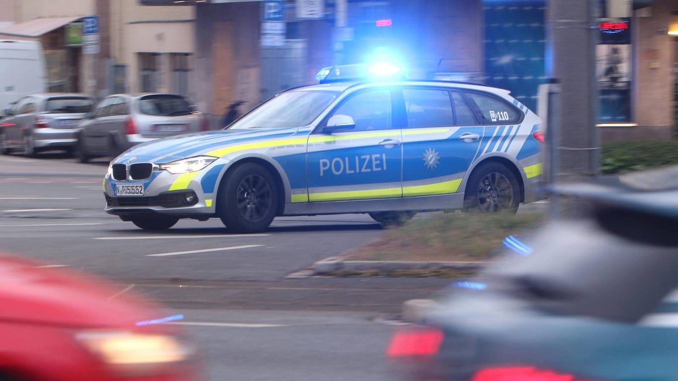 Ein Polizeiwagen während der Fahrt (Symbolbild): In Dortmund hat ein Beamter einen Unfall mit seinen Streifenwagen gebaut.