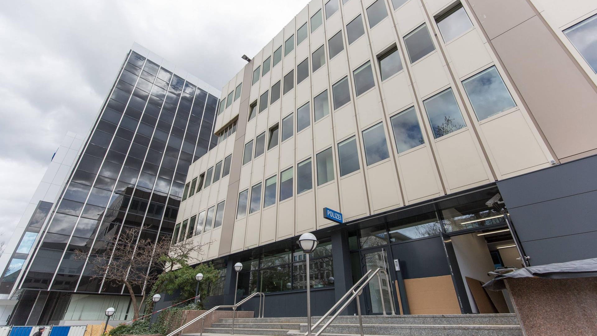 Die Polizeiwache an der Theodor-Heuss-Straße in Stuttgart (Archivbild): Mehrere Beamte aus dem Großraum Stuttgart sind wegen des Verdachts auf Volksverhetzung suspendiert worden. Die Polizeiwache an der Theodor-Heuss-Straße in Stuttgart (Archivbild): Mehrere Beamte aus dem Großraum Stuttgart sind wegen des Verdachts auf Volksverhetzung suspendiert worden.