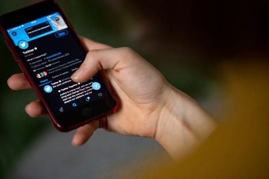 Twitter wird nach dreieinhalb Jahren Pause wieder die Identität von Nutzern mit einem Verifikations-Häkchen bestätigen.