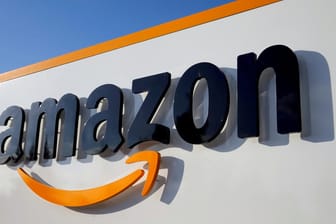 Das Logo von Amazon: Greenpeace beschuldigt Amazon, zu viel Neuware zu vernichten.