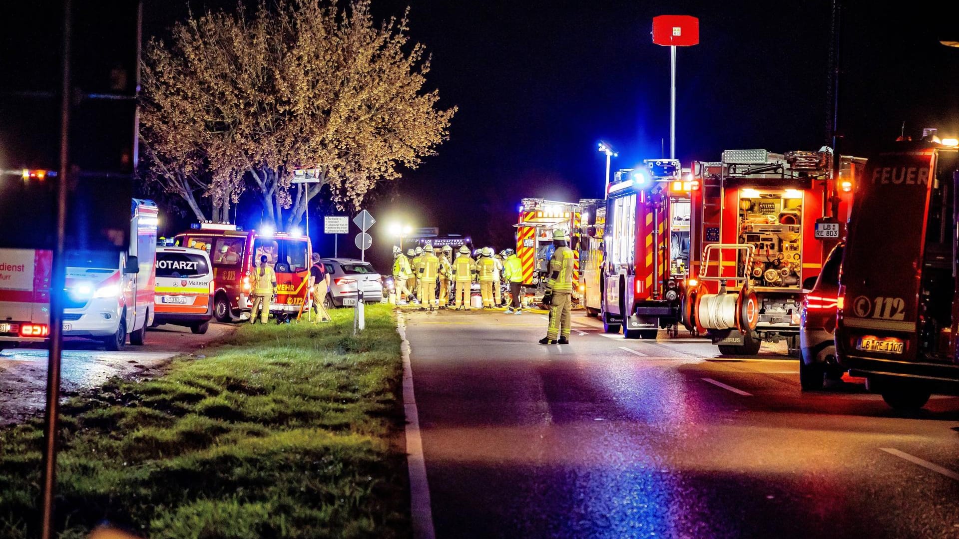 Unfall auf einer Landstraße (Symbolfoto): Bei einem Zusammenstoß mit einem Traktor starben Vater und Tochter.