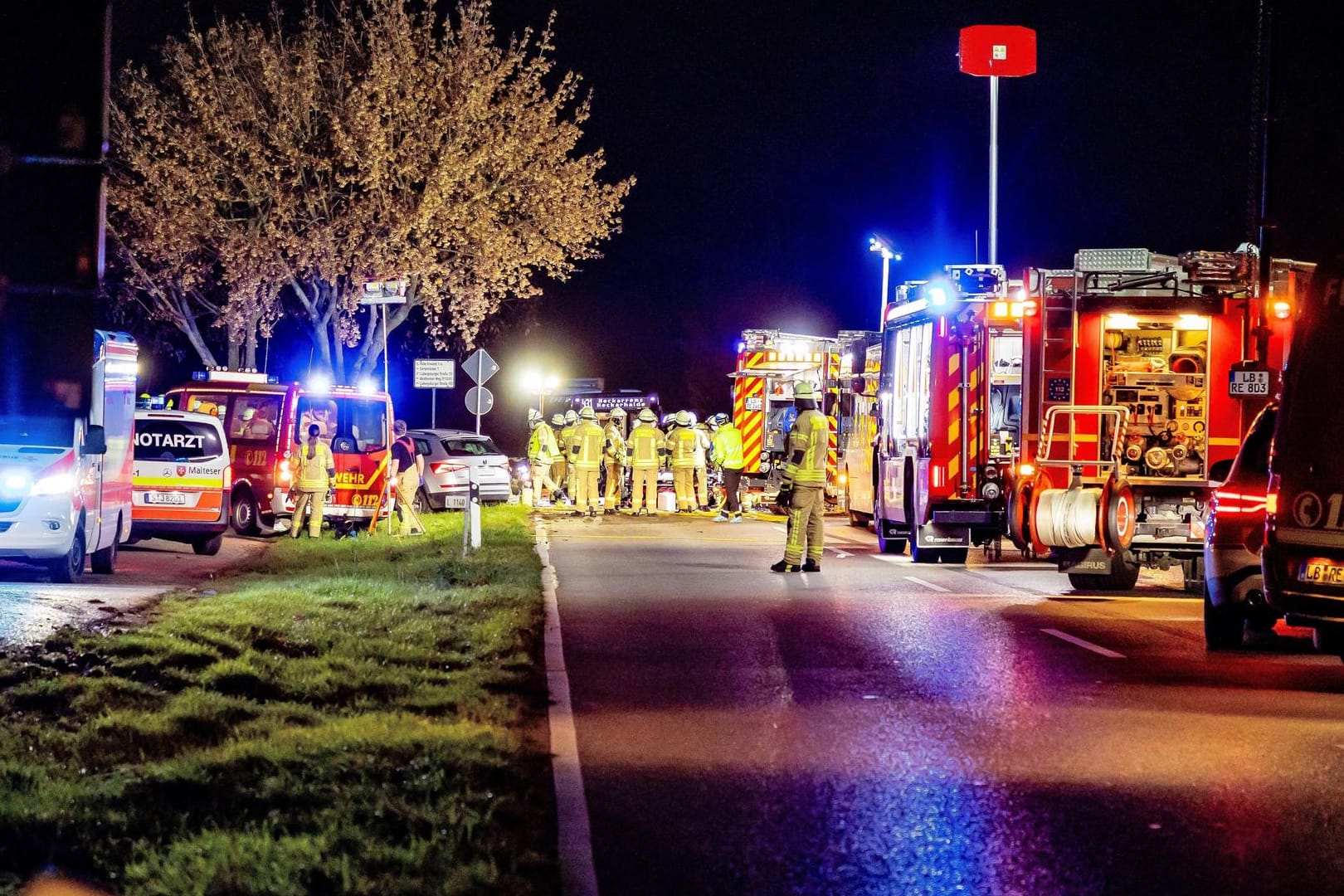 Unfall auf einer Landstraße (Symbolfoto): Bei einem Zusammenstoß mit einem Traktor starben Vater und Tochter.