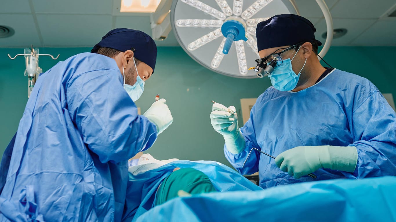 Ärzte bei einer Operation (Symbolbild): In Österreich wurde einem Mann das falsche Bein amputiert.