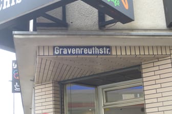 Straßenschild an einer Hausecke: Die Gravenreuthstraße ist eine ruhige Anliegerstraße, doch ihr Name zeugt von grausamen Taten in der Vergangenheit.