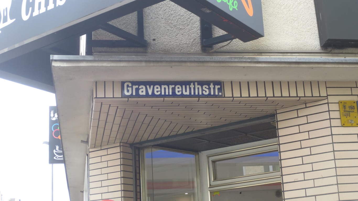 Straßenschild an einer Hausecke: Die Gravenreuthstraße ist eine ruhige Anliegerstraße, doch ihr Name zeugt von grausamen Taten in der Vergangenheit.
