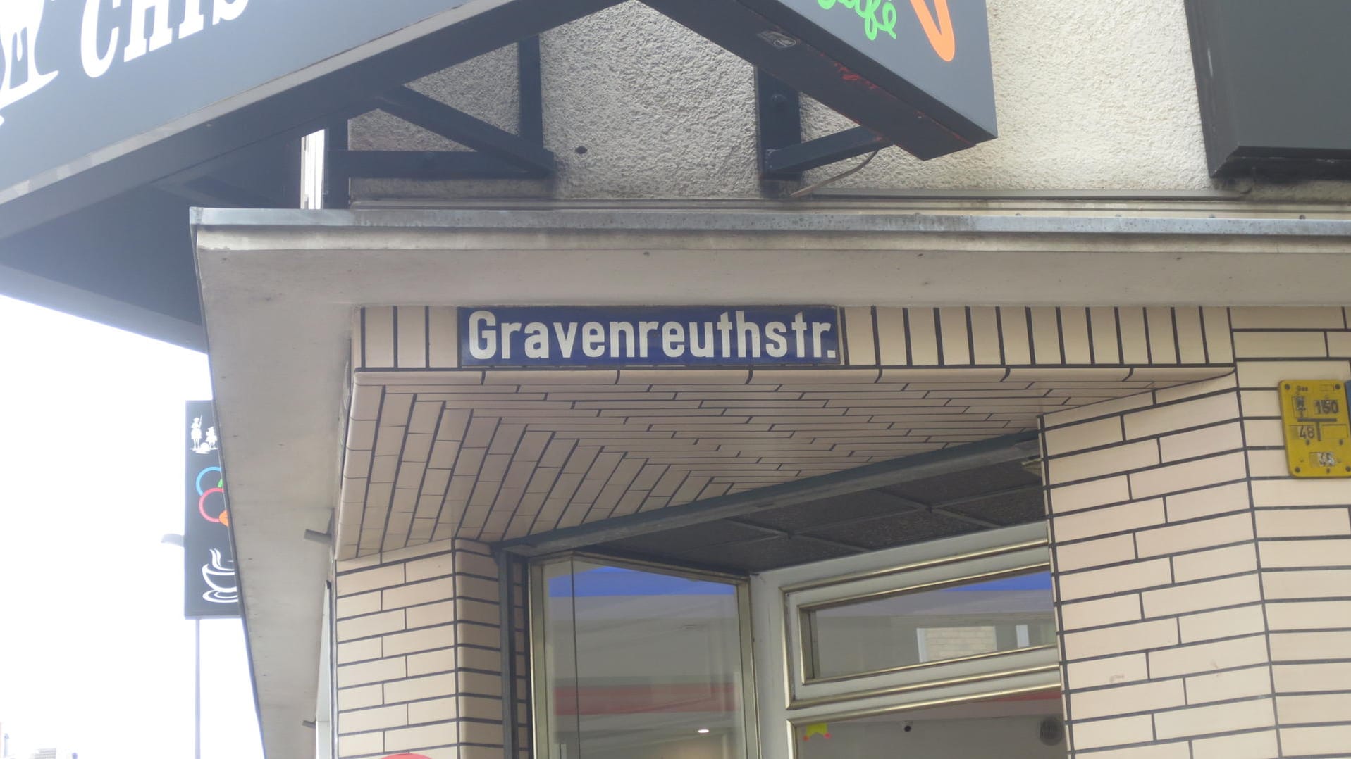 Straßenschild an einer Hausecke: Die Gravenreuthstraße ist eine ruhige Anliegerstraße, doch ihr Name zeugt von grausamen Taten in der Vergangenheit.