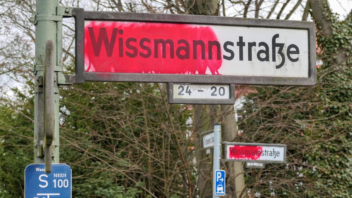 Straßenschild in der Hauptstadt: In Berlin wurde eine nach Hermann von Wissmann benannte Straße von Unbekannten mit blutroter Farbe besprüht.