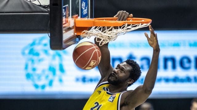 Alba-Center Christ Koumadje stopft den Ball durch den Korb.