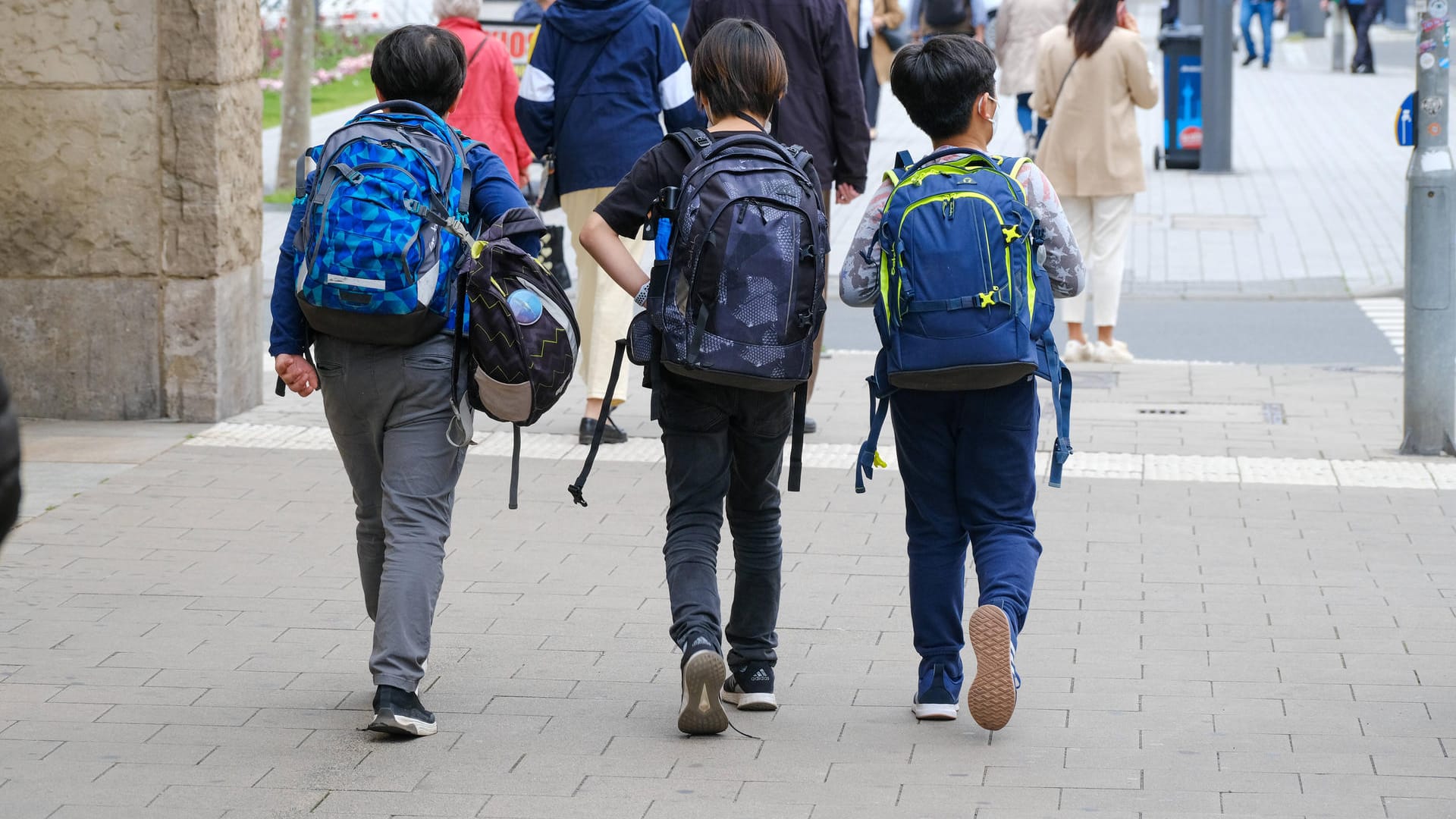 Schüler in der Innenstadt von Düsseldorf: Künftig sollen Kinder keine FFP2-Masken mehr tragen müssen.