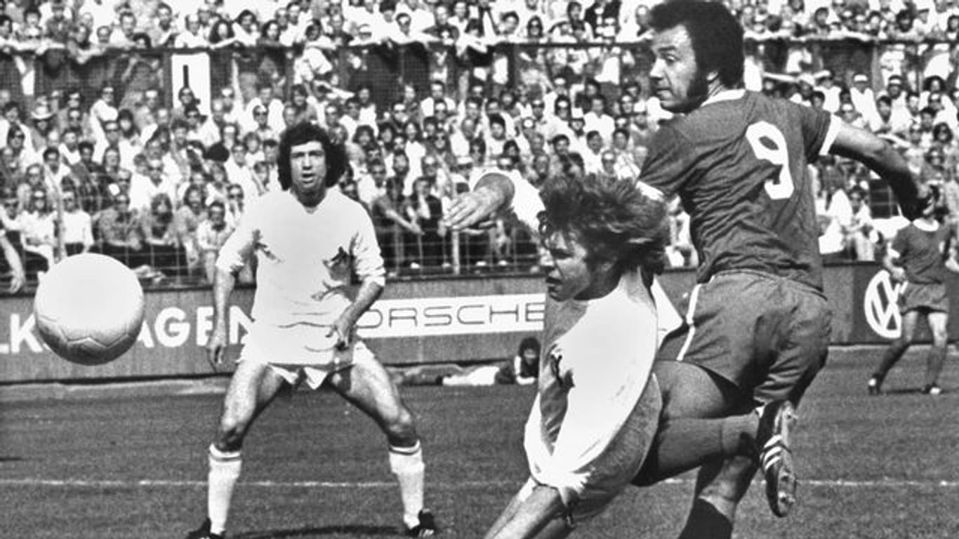 Erwin Kostedde (r), damals Spieler der Offenbacher Kickers, schießt den Ball ins Tor zum 1:1 bei einem Spiel gegen den 1.