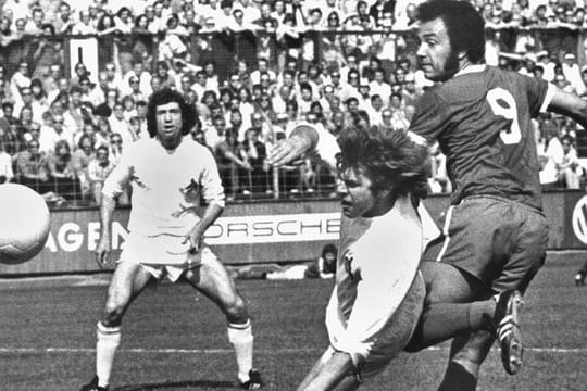 Erwin Kostedde (r), damals Spieler der Offenbacher Kickers, schießt den Ball ins Tor zum 1:1 bei einem Spiel gegen den 1.