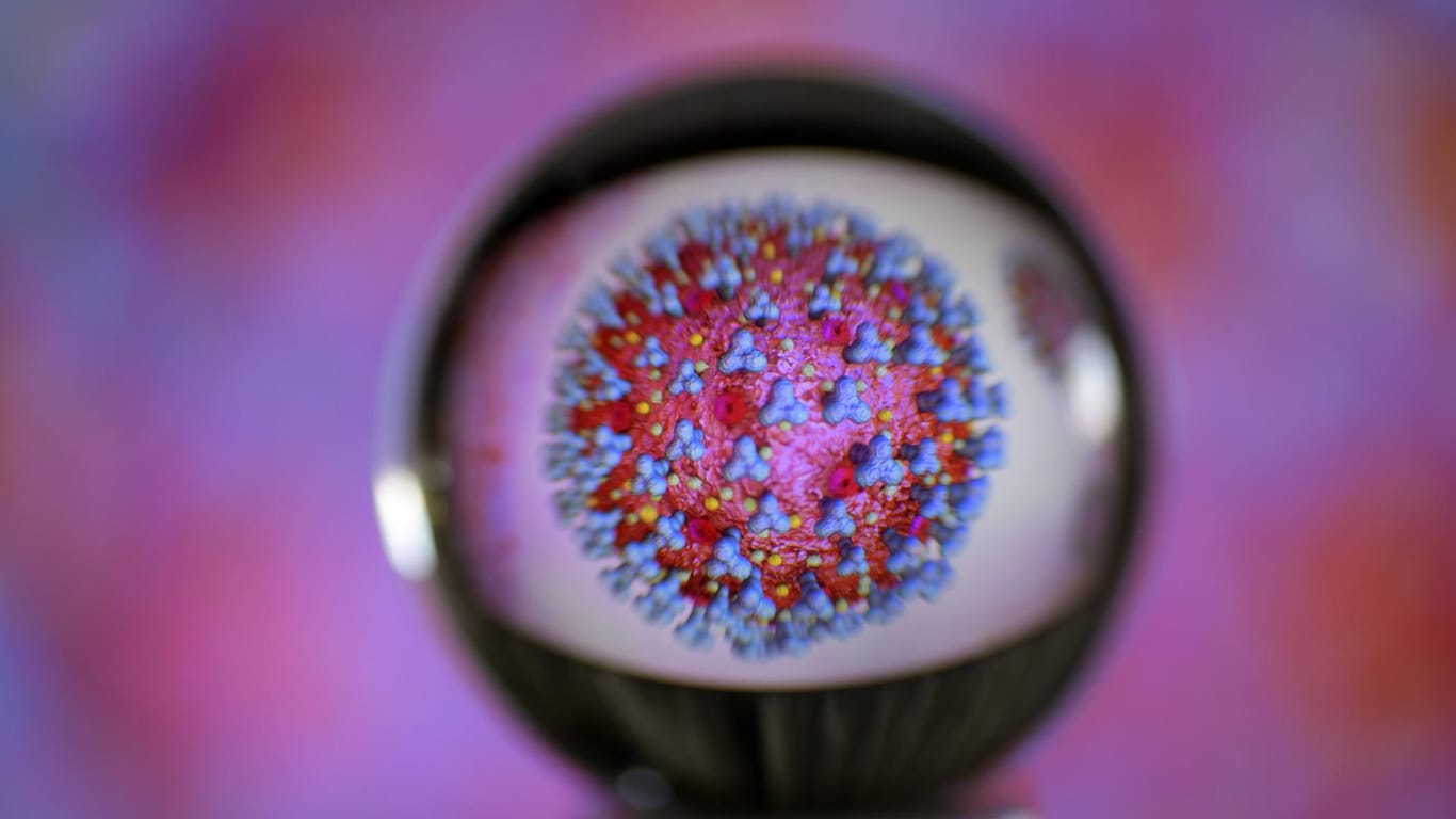Visualisierung des Coronavirus hinter einer Glaskugel.