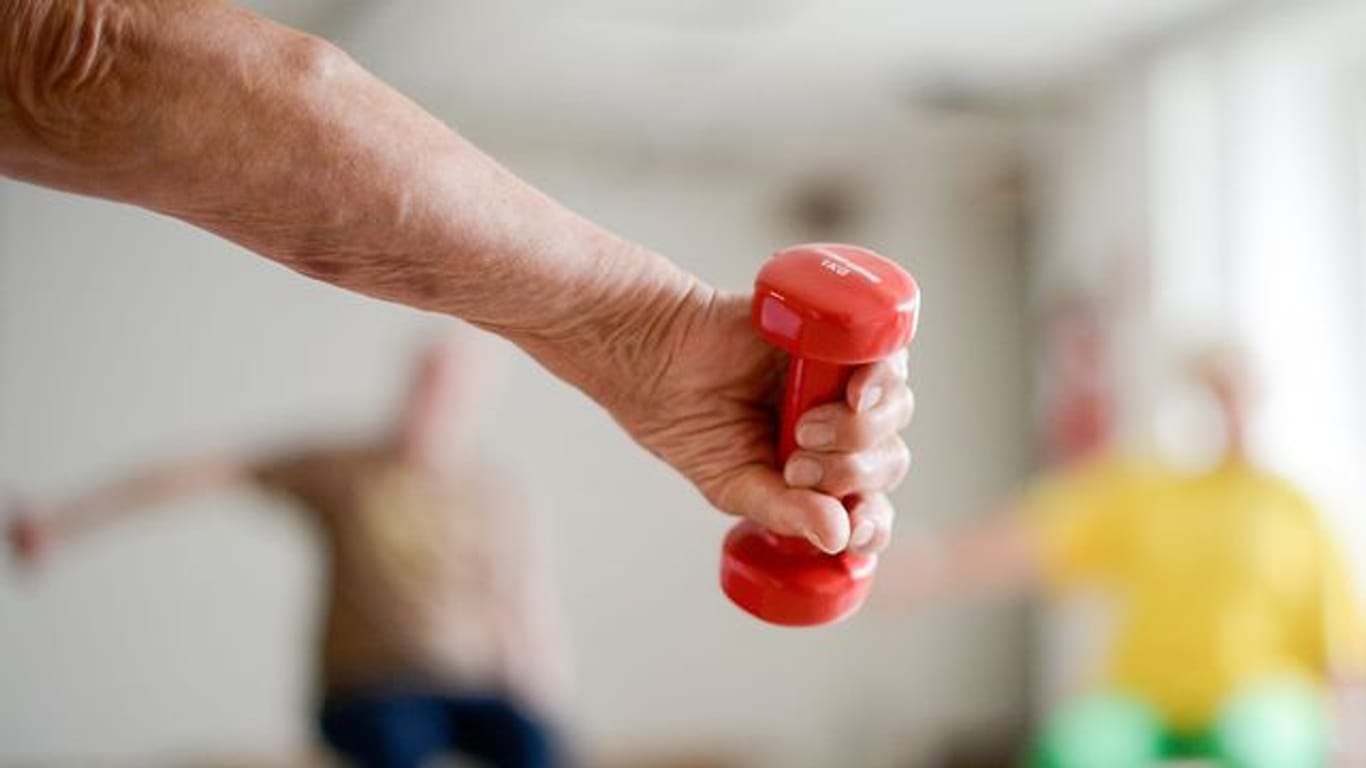 Regelmäßiges Krafttraining im Alter stärkt die Muskeln.