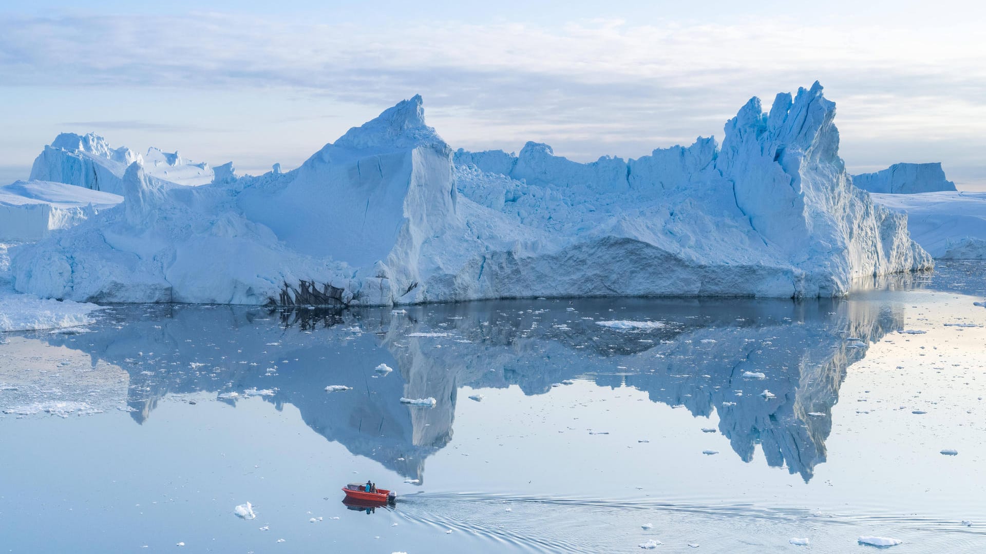 Eisberge in Grönland: Die gigantische Insel ist zu großen Teilen mit Schnee und Eis bedeckt. Eisberge in Grönland: Die gigantische Insel ist zu großen Teilen mit Schnee und Eis bedeckt.