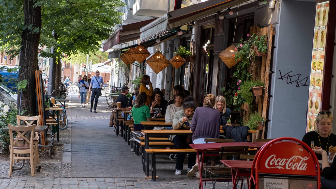 Menschen sitzen vor einem Restaurant in Prenzlauer Berg (Symbolbild): Gäste benötigen einen negativen Corona-Test.