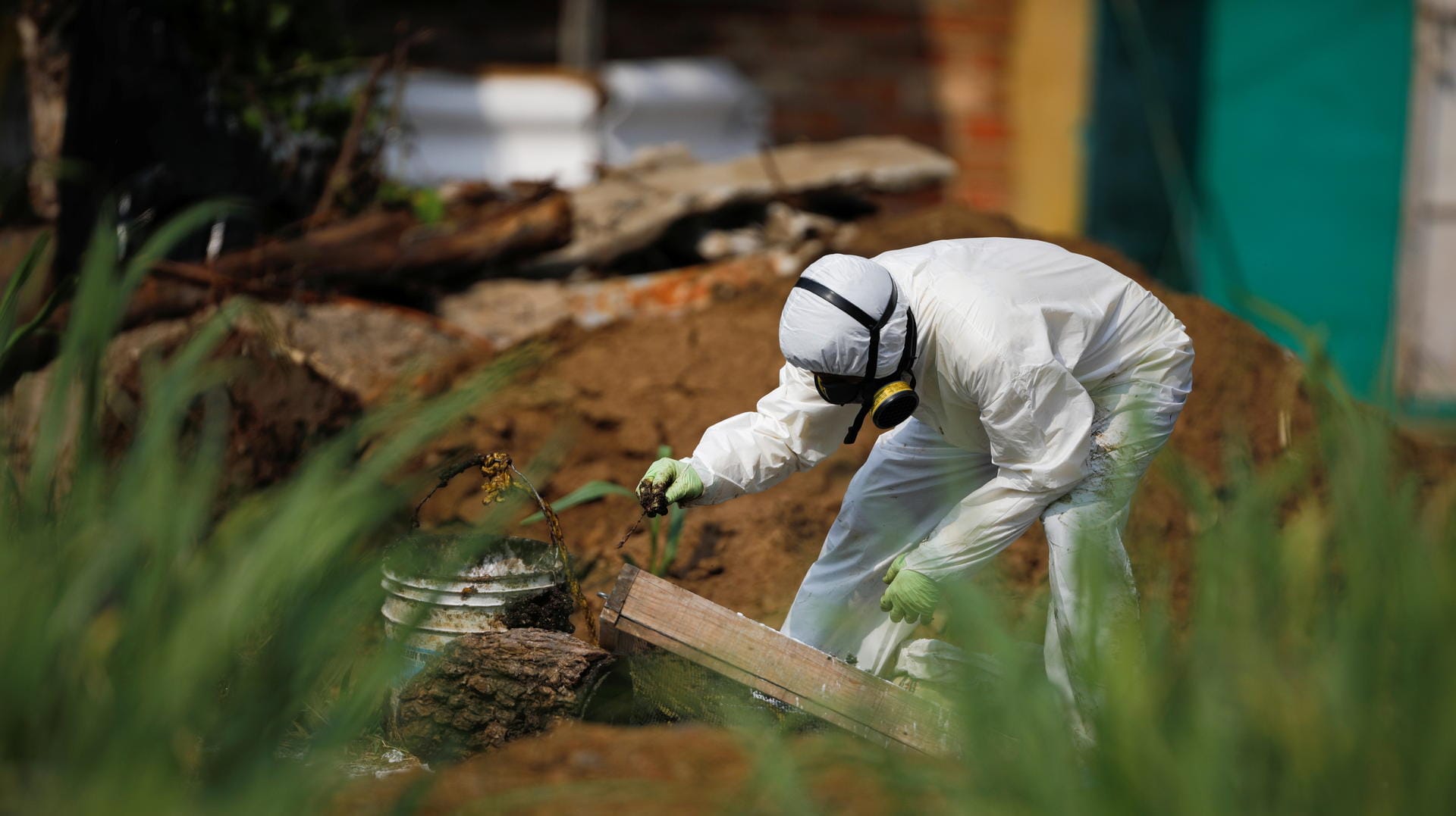 Ein Forensiker auf dem Grundstück des Tatverdächtigen in der Stadt Chalchuapa, El Salvador: Bis zu 40 Leichen könnten die Behörden hier finden.