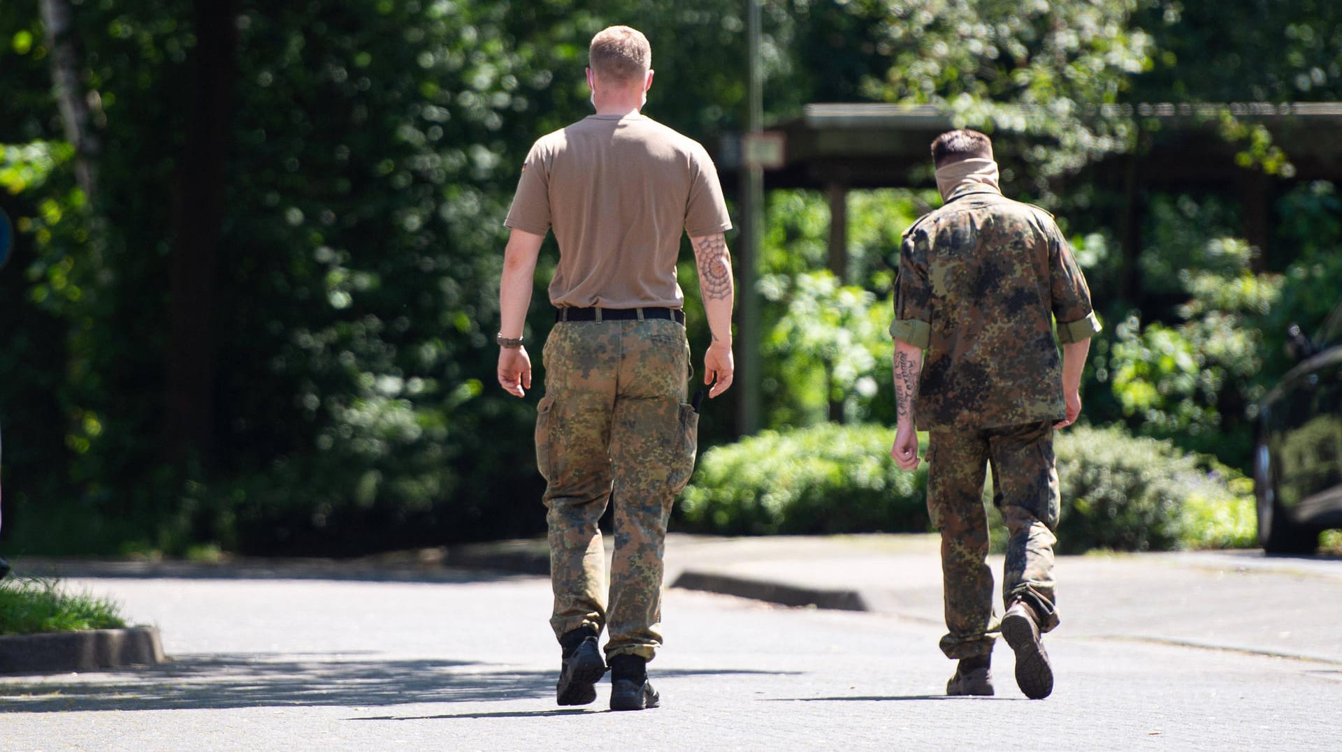 Zwei Bundeswehrsoldaten bei einem Quarantäne-Einsatz im nordrhein-westfälischen Verl: Für diskriminierte homosexuelle Soldaten muss das Heer nachträgliche Entschädigungen zahlen (Symbolfoto).