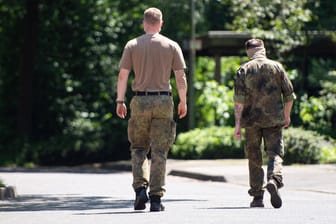 Zwei Bundeswehrsoldaten bei einem Quarantäne-Einsatz im nordrhein-westfälischen Verl: Für diskriminierte homosexuelle Soldaten muss das Heer nachträgliche Entschädigungen zahlen (Symbolfoto).