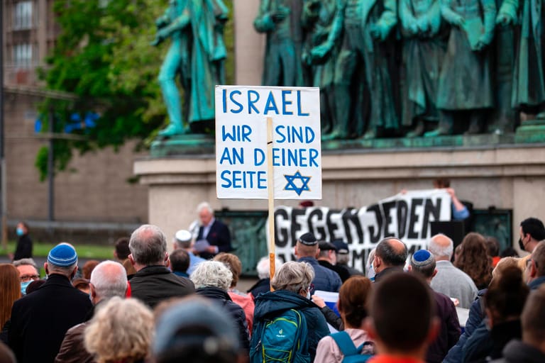 "Israel wir sind an deiner Seite": Auf dem Heumarkt fand eine Solidaritätskundgebung statt.