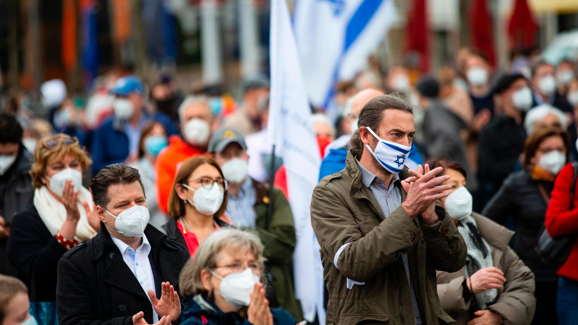 Menschengruppe auf dem Heumarkt in Köln: Mehrere Gruppen wollten ein Zeichen gegen Antisemitismus setzen.