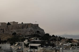 Athen: Rauchwolken des Feuers verdunkeln den Himmel über der griechischen Hauptstadt und ihrem Wahrzeichen Akropolis mit Parthenon-Tempel.