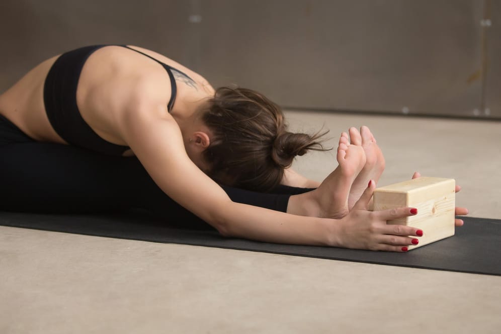 Yoga-Zubehör für das Training zu Hause: Die richtige Ausstattung für Anfänger und Fortgeschrittene.