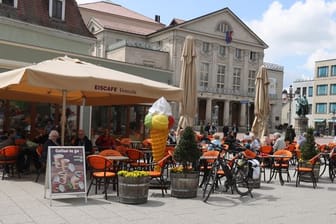 Gäste sitzen vor einem Cafe im Zentrum von Weimar (Archivbild): In Erfurt, Jena und Weimar ist Außengastronomie wieder möglich.