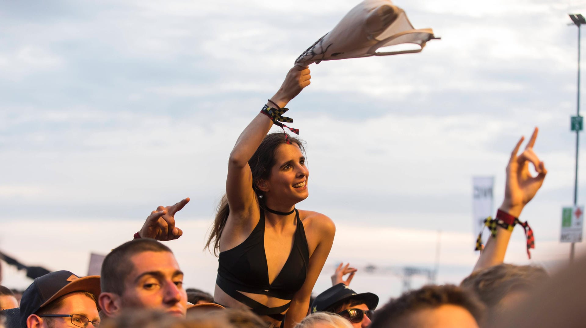 Publikum beim "Rock am Ring"-Festival 2019: Die Linkspartei schlägt jetzt vor, dass der Bund Festival- und Konzerttickets für Leute bis 25 Jahre um die Hälfte billiger macht. Publikum beim "Rock am Ring"-Festival 2019: Die Linkspartei schlägt jetzt vor, dass der Bund Festival- und Konzerttickets für Leute bis 25 Jahre um die Hälfte billiger macht.