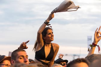 Publikum beim "Rock am Ring"-Festival 2019: Die Linkspartei schlägt jetzt vor, dass der Bund Festival- und Konzerttickets für Leute bis 25 Jahre um die Hälfte billiger macht.