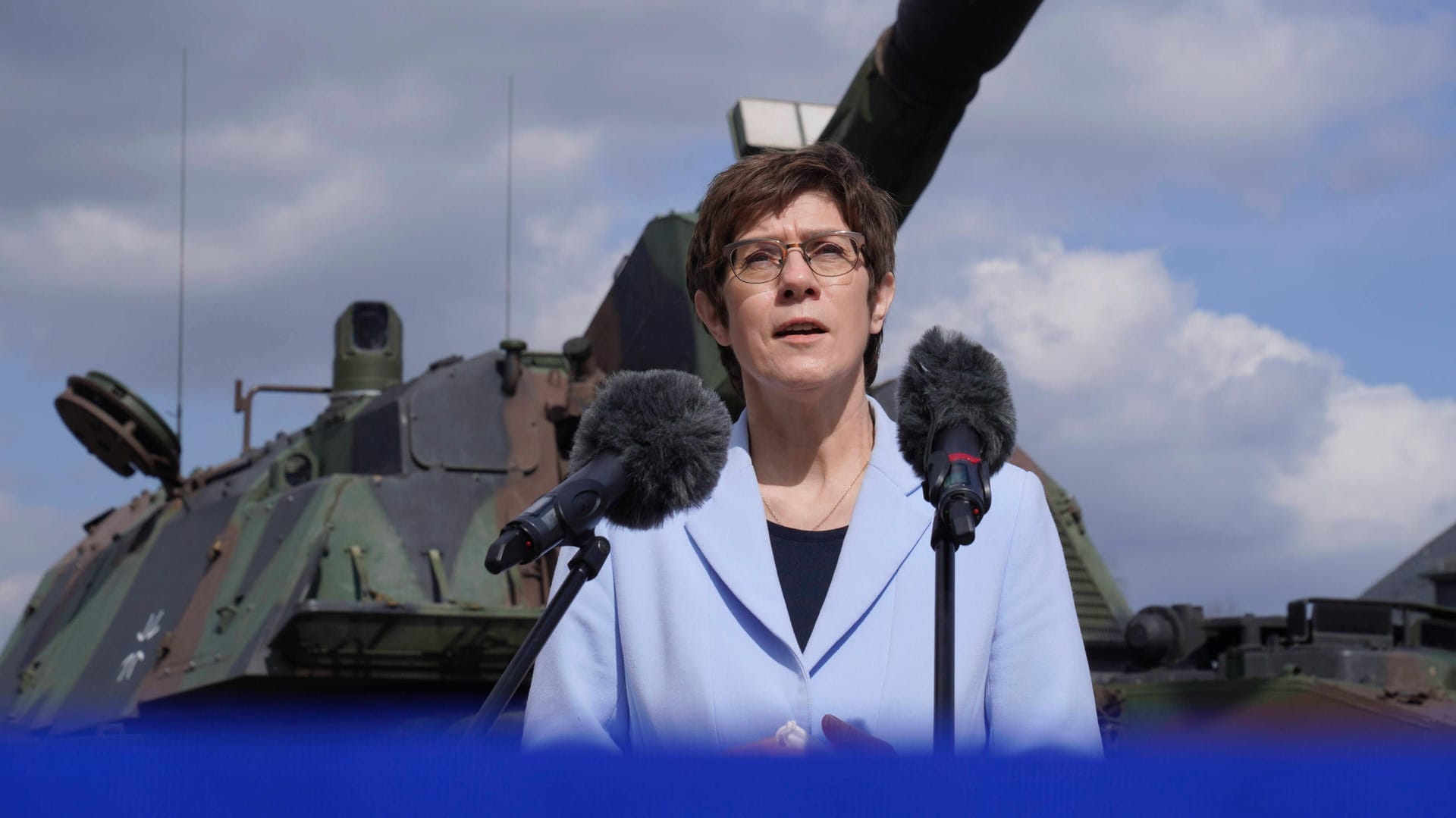 Kramp-Karrenbauer beim Truppenbesuch der Bundeswehr: Die Verteidigungsministerin drängt auf eine baldige Lösung im Nahostkonflikt.