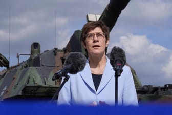 Kramp-Karrenbauer beim Truppenbesuch der Bundeswehr: Die Verteidigungsministerin drängt auf eine baldige Lösung im Nahostkonflikt.