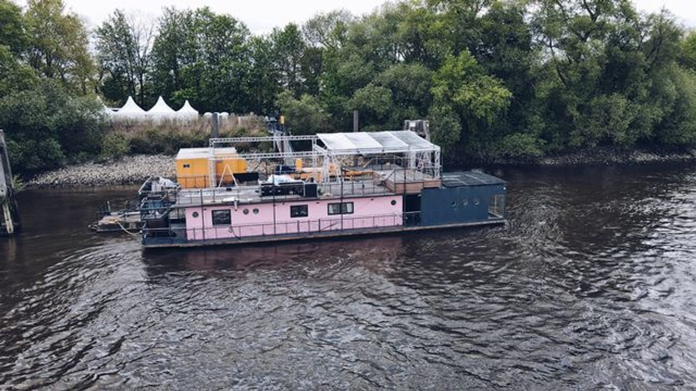 Das von Olli Schulz und Fynn Kliemann restaurierte Hausboot liegt im Harburger Hafen (Archivbild): Fast eine halbe Million Euro haben Fynn und Olli in das Hausboot gesteckt.