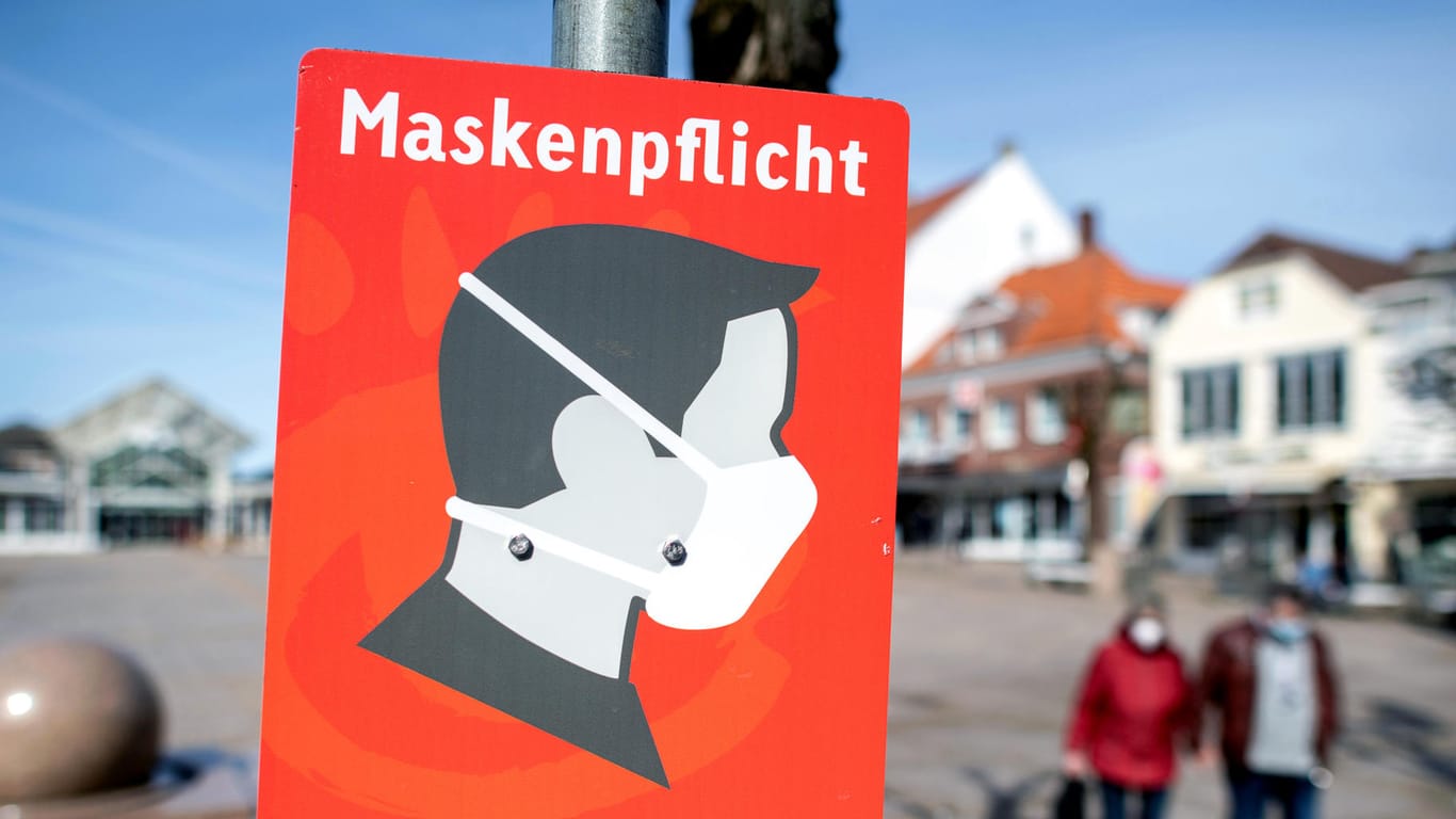 Ein Schild mit der Aufschrift "Maskenpflicht" im niedersächsischen Aurich: Treten die neuen Corona-Lockerungen in Kraft, könnten die Bürger nach Pfingsten ohne Maske einkaufen gehen.