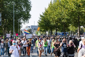 Demonstrierende in Hannover (Symbolbild): Bei einer Kundgebung im August ist auch ein Polizist als Gegner der Corona-Maßnahmen aufgetreten.