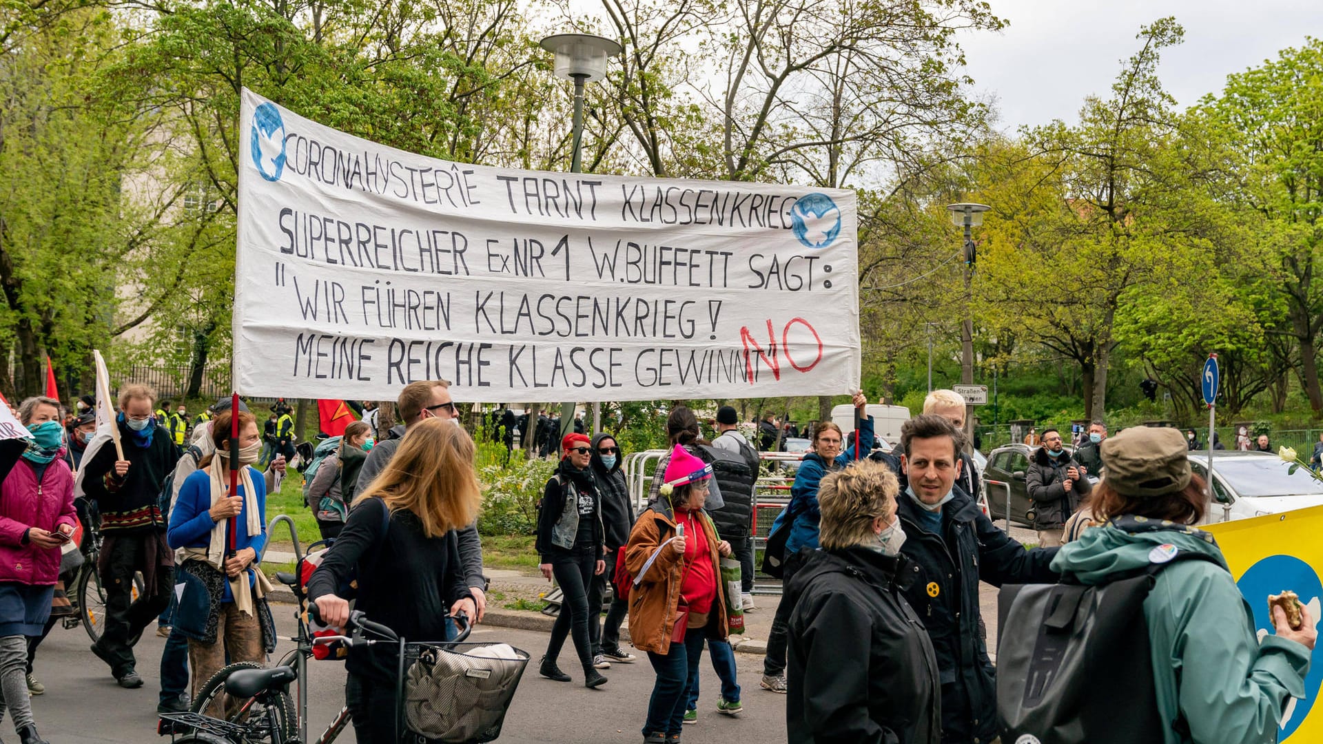 Berliner "Querdenker"-Demo am ersten Mai: Mehrere Protestzüge waren für Pfingsten zuletzt untersagt worden. Berliner "Querdenker"-Demo am ersten Mai: Mehrere Protestzüge waren für Pfingsten zuletzt untersagt worden.