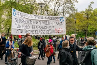 Berliner "Querdenker"-Demo am ersten Mai: Mehrere Protestzüge waren für Pfingsten zuletzt untersagt worden.