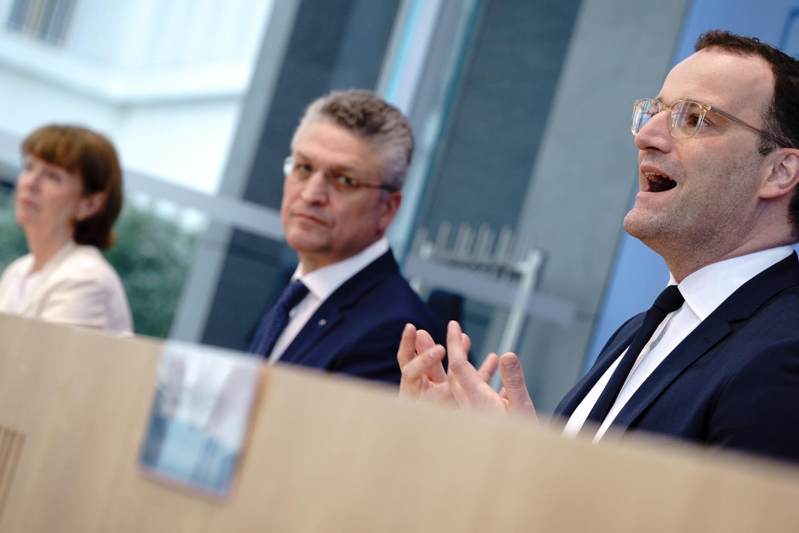 Optimistisch, aber auch mahnend: Gesundheitsminister Jens Spahn (rechts), Lothar Wieler und Henriette Reker bei der Corona-Pressekonferenz.