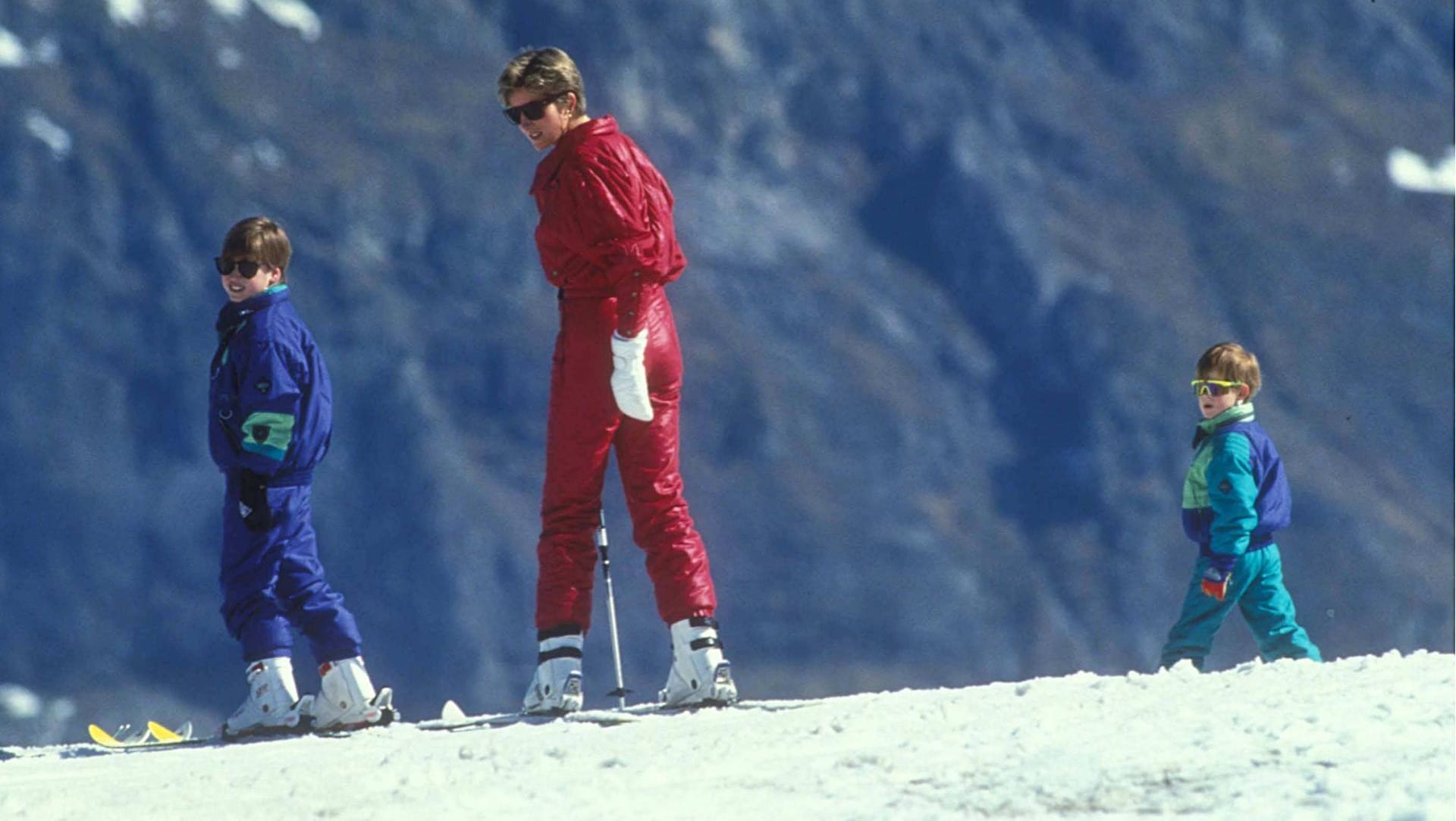 Prinz William und Prinz Harry 1990 mit ihrer Mutter Diana: Egal, wo die Familie war, immer wurden sie von Paparazzi verfolgt.