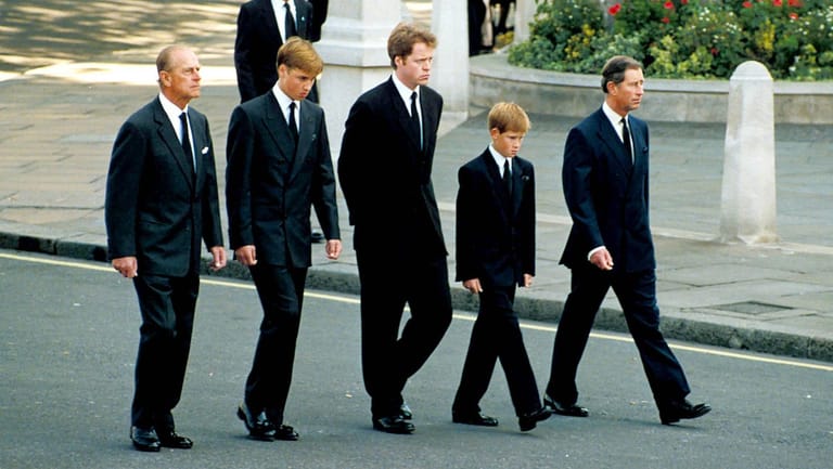Prinz Philip, Prinz William, Charles Spencer, Prinz Harry und Prinz Chalres auf dem Trauerzug für Lady Diana am 6. September 1997: Diese Bilder gingen um die Welt.