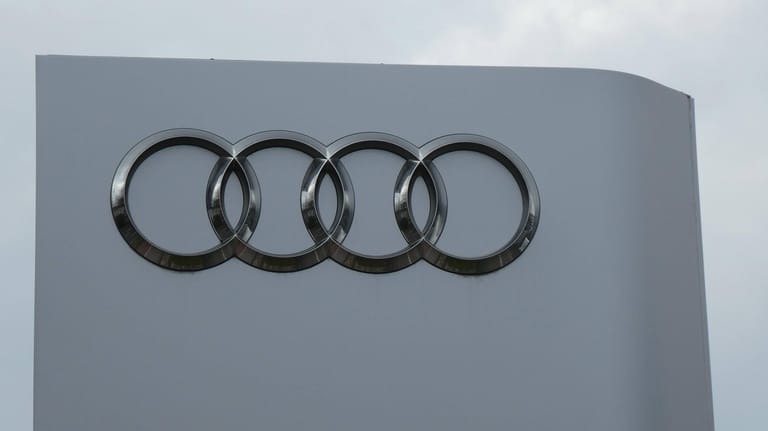 Das Audi-Logo (Symbolbild): Die VW-Tochterfirma muss die Produktion wegen des Chipmangels erneut teilweise einstellen.