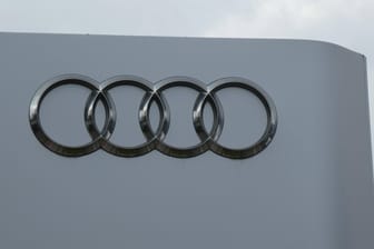 Das Audi-Logo (Symbolbild): Die VW-Tochterfirma muss die Produktion wegen des Chipmangels erneut teilweise einstellen.