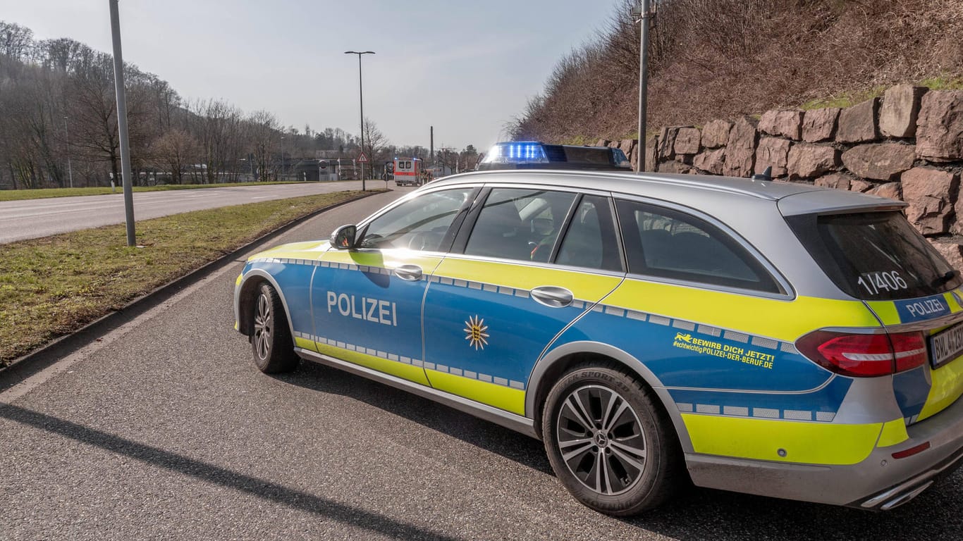 Ein Einsatzwagen der Polizei steht an einer Autobahn (Symbolbild): Der Fahrer des Wagens wurde schwer verletzt – sein Beifahrer starb.