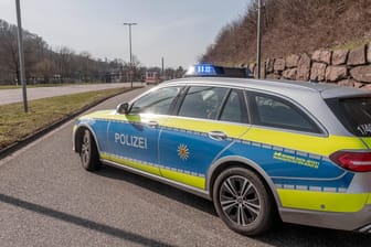 Ein Einsatzwagen der Polizei steht an einer Autobahn (Symbolbild): Der Fahrer des Wagens wurde schwer verletzt – sein Beifahrer starb.