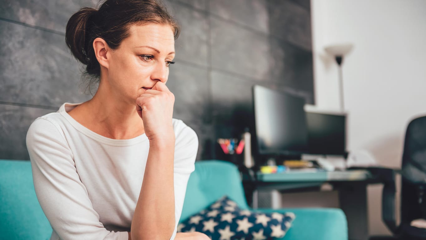 Eine traurig aussehende Frau: Chronischer Stress kann Depressionen begünstigen.