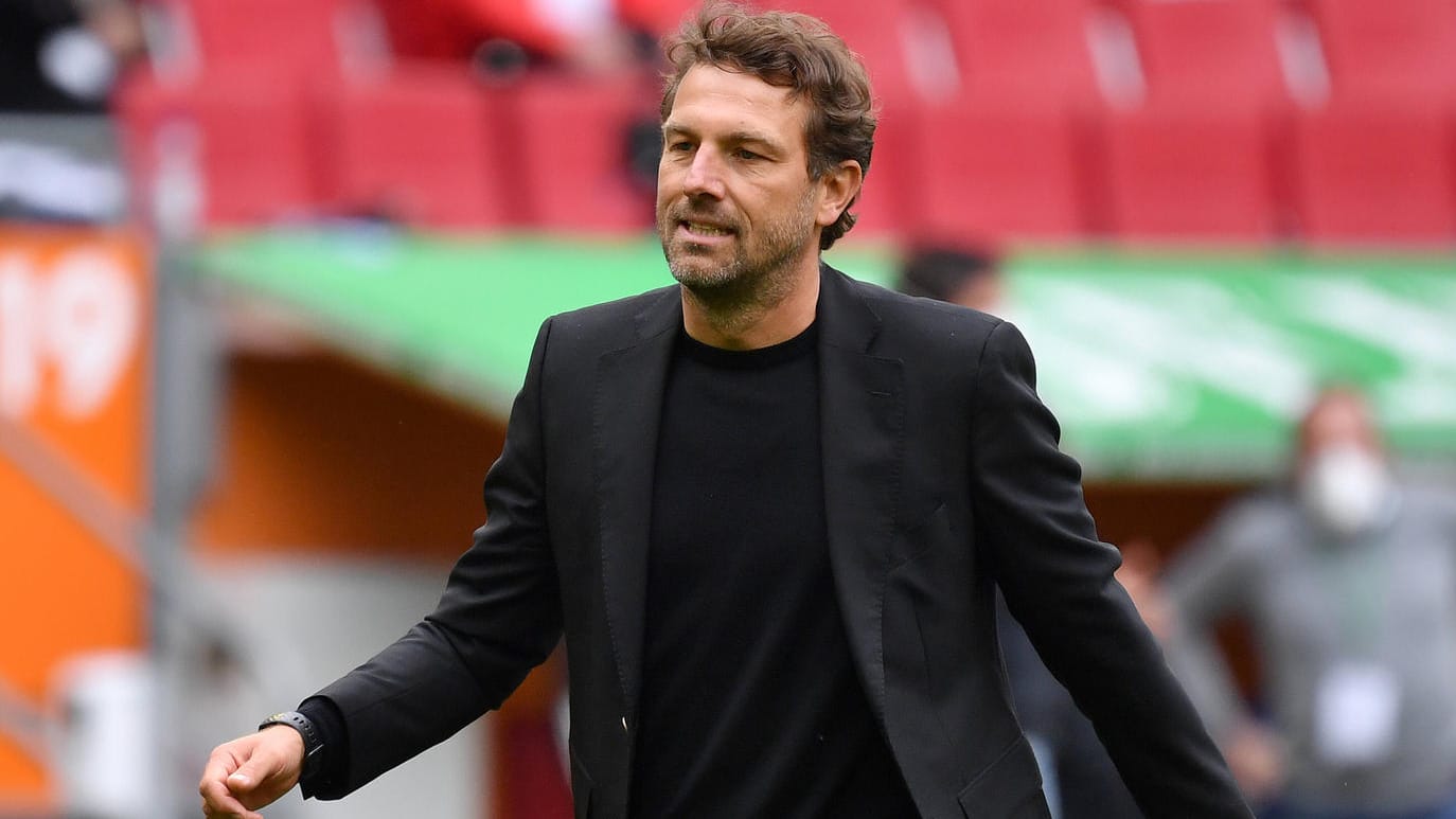 Markus Weinzierl: Der Trainer des FCA will den Rekord von Robert Lewandowski verhindern. Markus Weinzierl: Der Trainer des FCA will den Rekord von Robert Lewandowski verhindern.