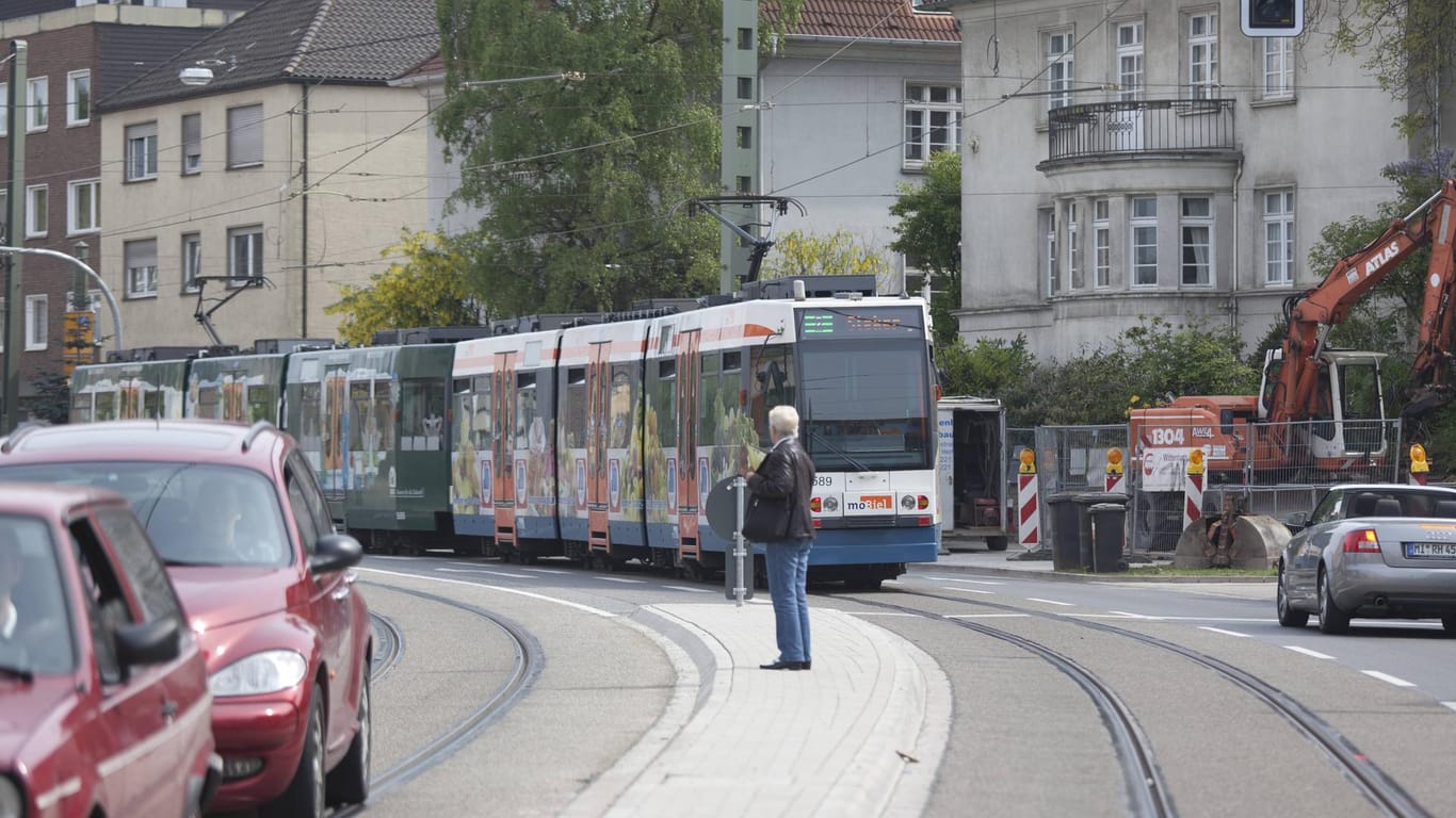 Eine Straßenbahn in Bielefeld (Archivbild): Die Polizei sucht Zeugen der Stadtbahnentgleisungen.